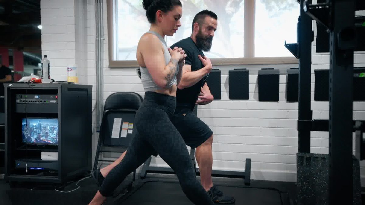 Front foot elevated reverse lunges